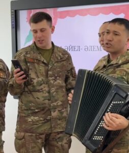 Көкіұлы Есет батыр атындағы 20982 әскери бөлімінде мемлекеттік тіл курсының тыңдаушылары арасында «Дана әйел – әлем сәні» тақырыбында шеберлік сағаты өтті.