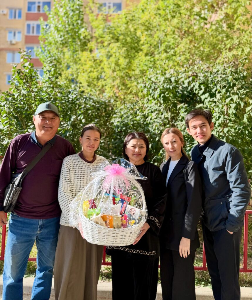 1 қазан – Қарттар күніне орай Тілдерді оқыту орталығының ұжымы орталықтың ардагері, зейнеткері К.Х. Серғазинаны арнайы барып құттықтады.